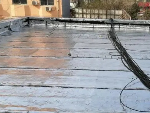 鸡东卫生间漏水维修公司分享下鸡东屋面楼顶防水刚性防水层施工要点。